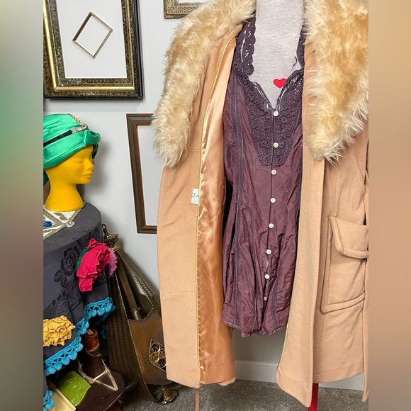 Looking on she sings the songs the words she knows the tune she hums - Picture 7 of 9